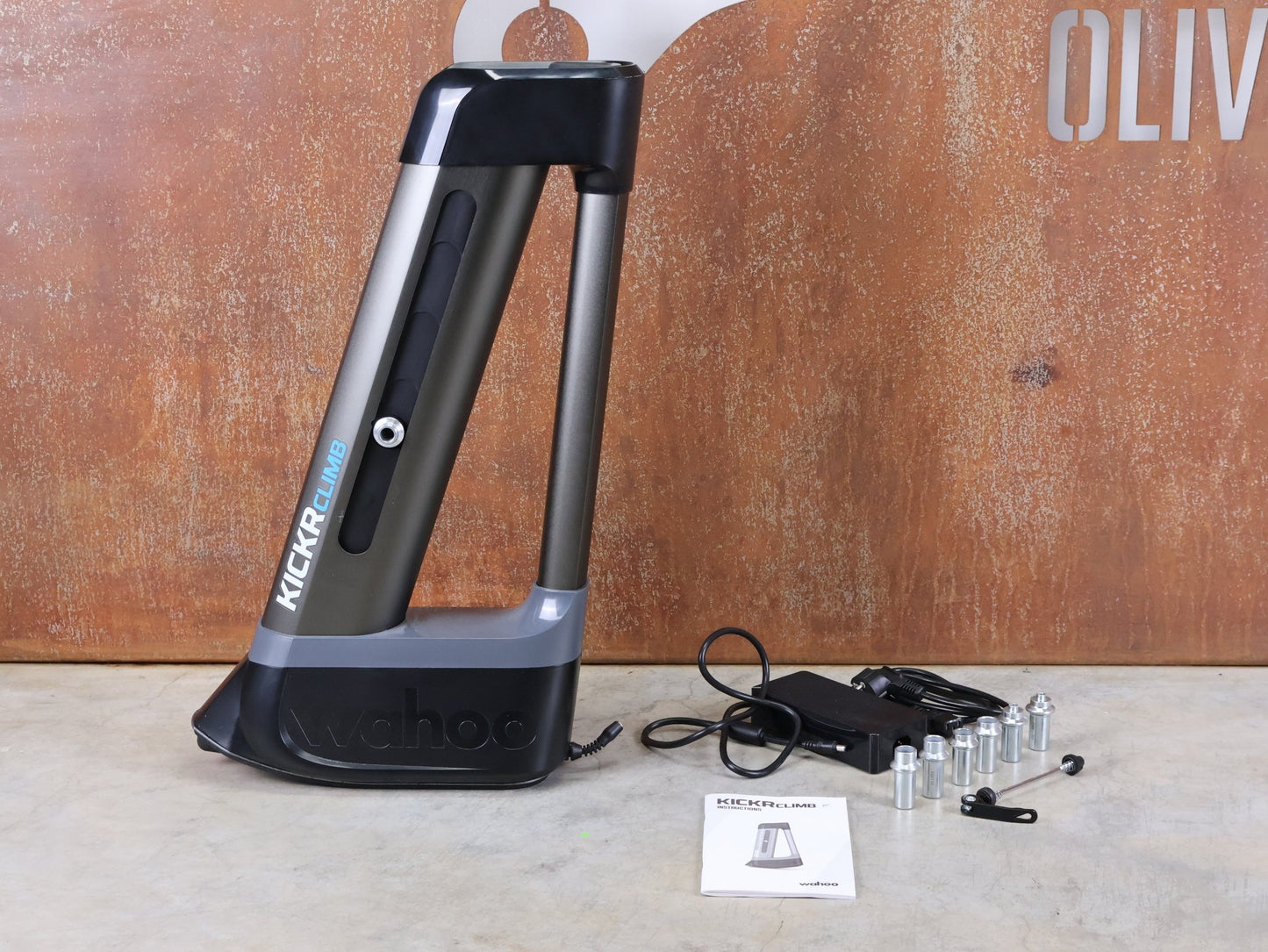 Rollentrainer & Zubehör von Wahoo, WAHOO KICKR CLIMB INDOOR GRADE SIMULATOR vor USEDBIKES - OB.DE Hintergrund