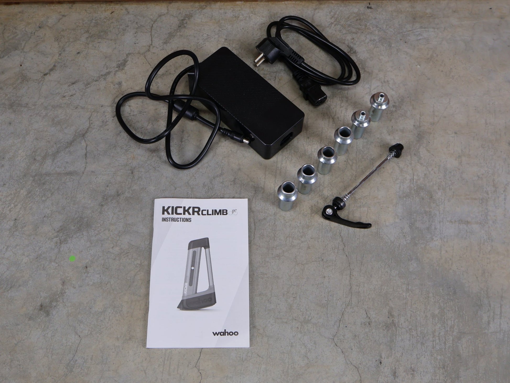 Rollentrainer & Zubehör von Wahoo, WAHOO KICKR CLIMB INDOOR GRADE SIMULATOR vor USEDBIKES - OB.DE Hintergrund