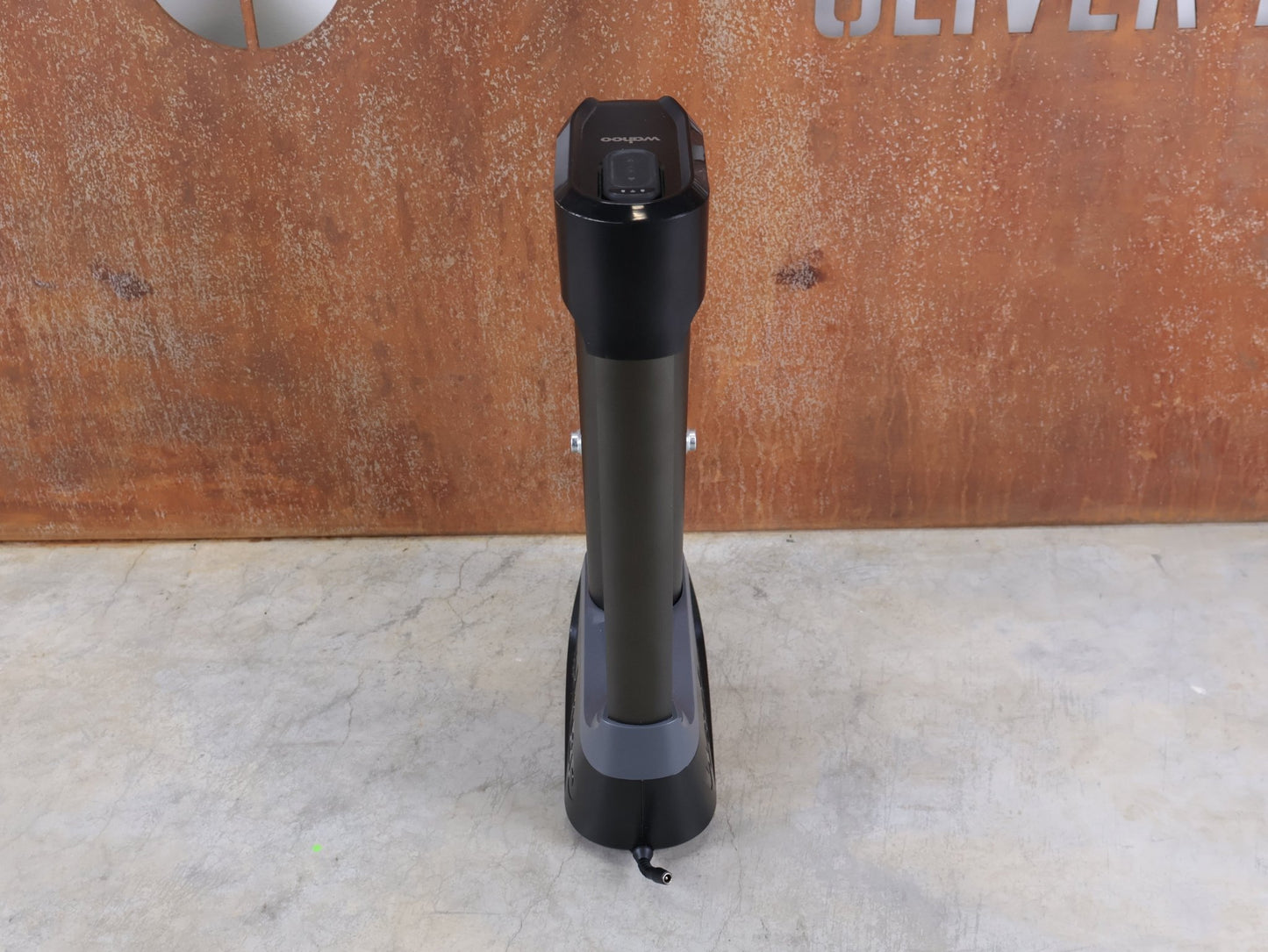 Rollentrainer & Zubehör von Wahoo, WAHOO KICKR CLIMB INDOOR GRADE SIMULATOR vor USEDBIKES - OB.DE Hintergrund