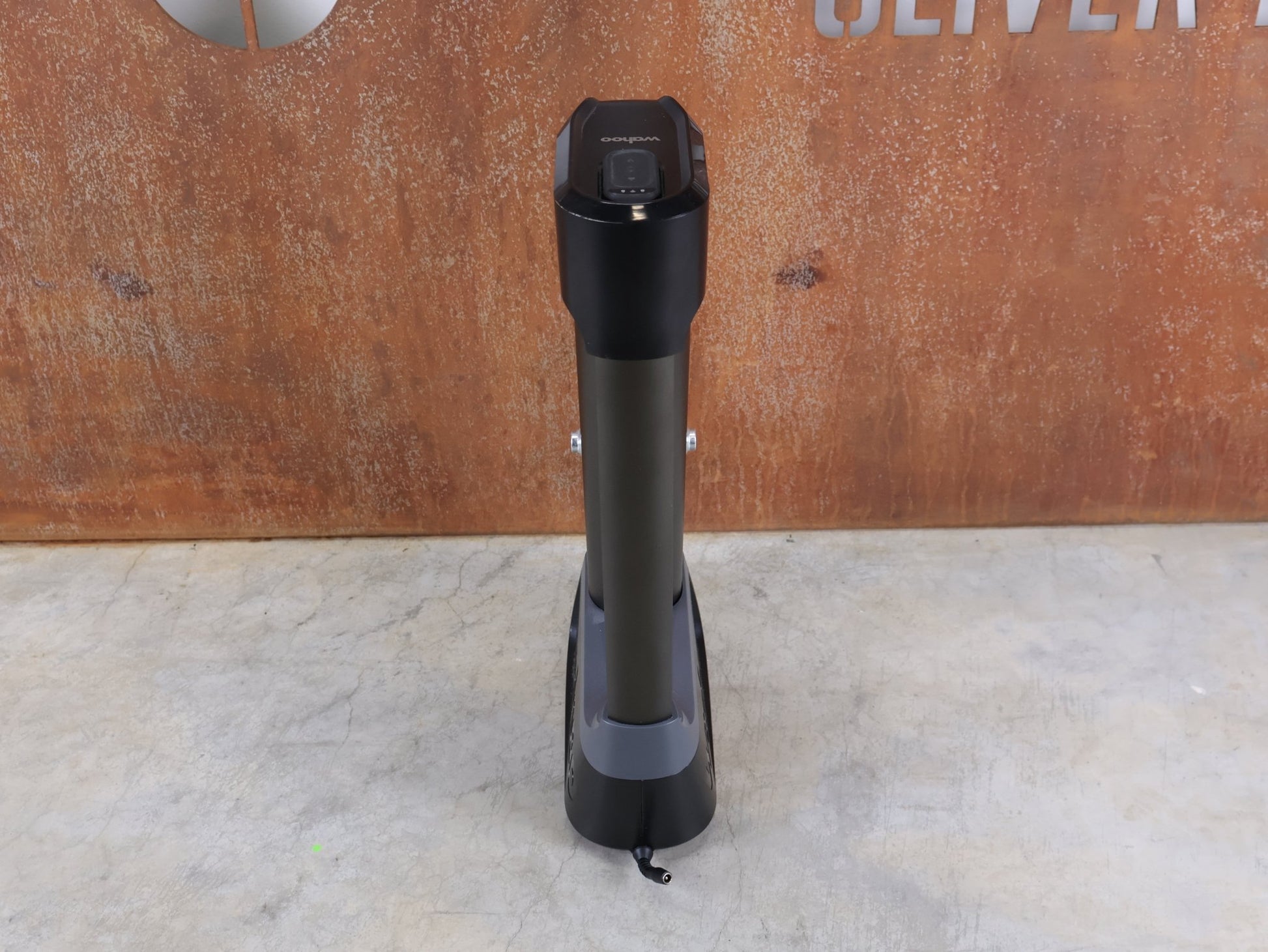 Rollentrainer & Zubehör von Wahoo, WAHOO KICKR CLIMB INDOOR GRADE SIMULATOR vor USEDBIKES - OB.DE Hintergrund