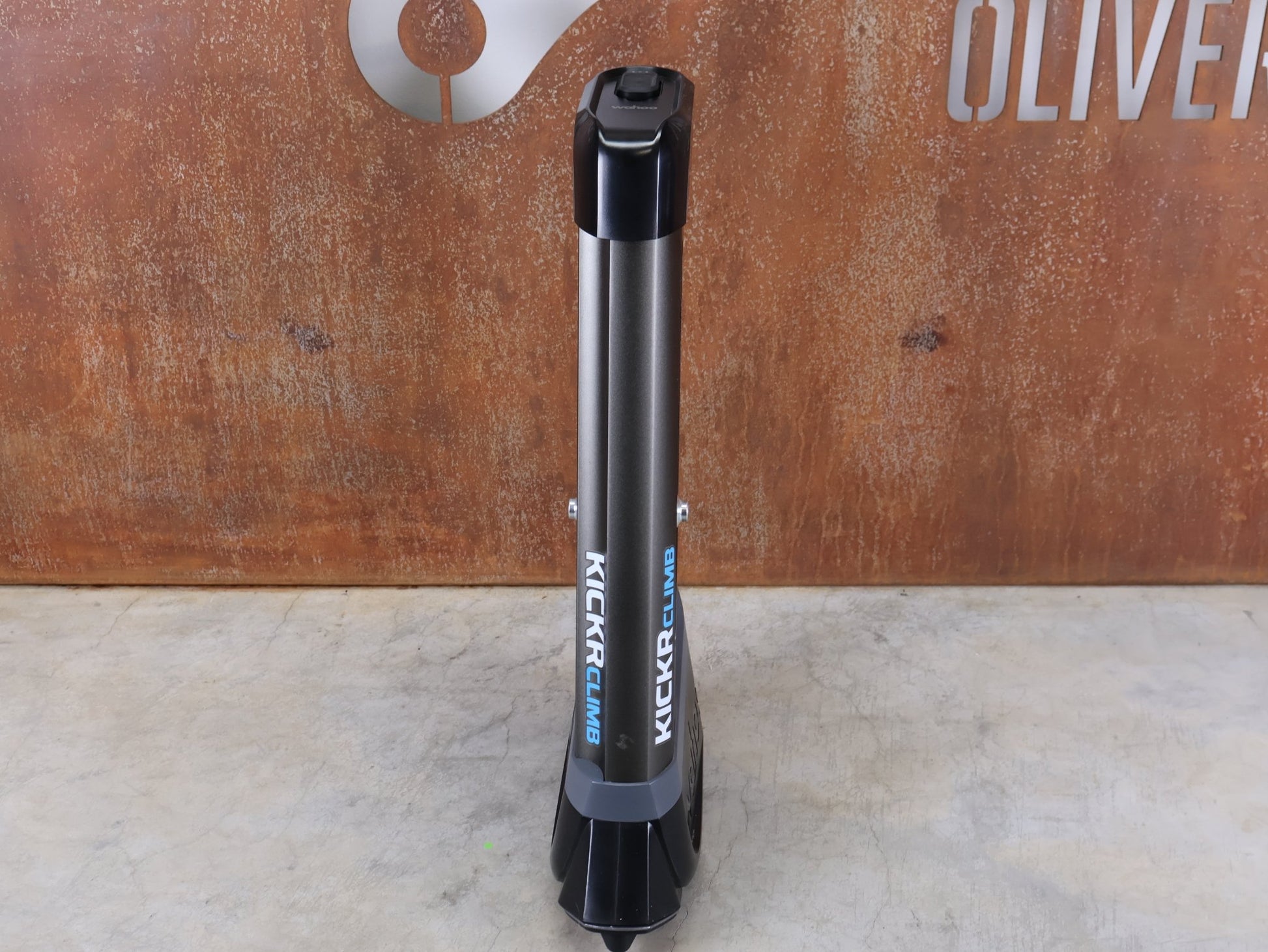 Rollentrainer & Zubehör von Wahoo, WAHOO KICKR CLIMB INDOOR GRADE SIMULATOR vor USEDBIKES - OB.DE Hintergrund