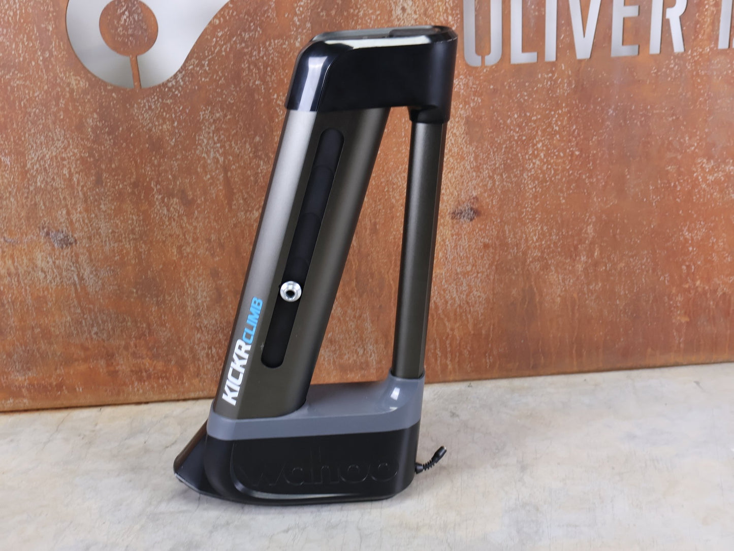 Rollentrainer & Zubehör von Wahoo, WAHOO KICKR CLIMB INDOOR GRADE SIMULATOR vor USEDBIKES - OB.DE Hintergrund