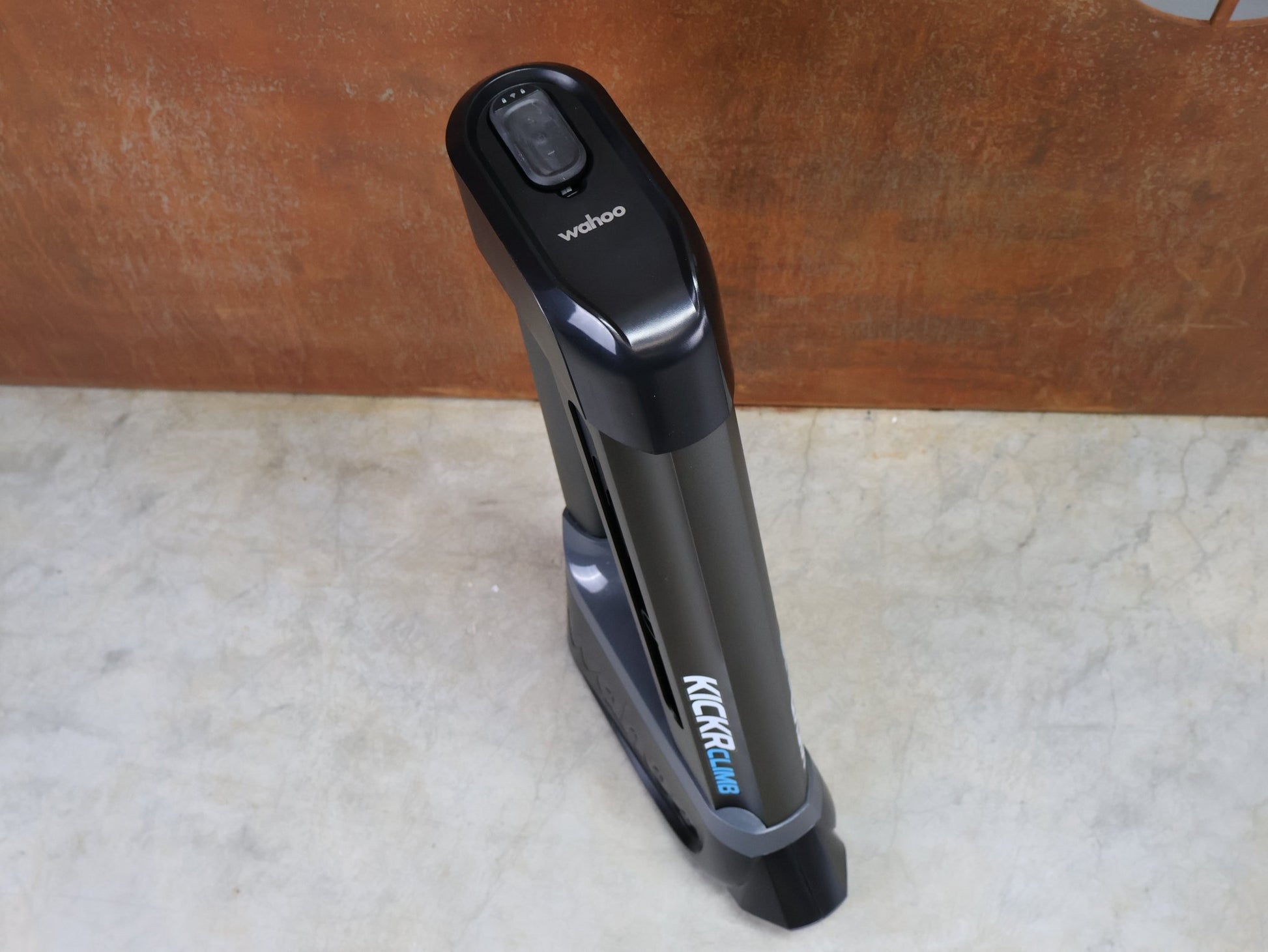 Rollentrainer & Zubehör von Wahoo, WAHOO KICKR CLIMB INDOOR GRADE SIMULATOR WFBKTR5 vor USEDBIKES - OB.DE Hintergrund