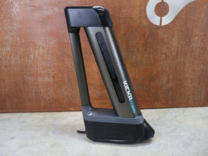 Rollentrainer & Zubehör von Wahoo, WAHOO KICKR CLIMB INDOOR GRADE SIMULATOR WFBKTR5 vor USEDBIKES - OB.DE Hintergrund
