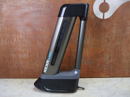 Rollentrainer & Zubehör von Wahoo, WAHOO KICKR CLIMB INDOOR GRADE SIMULATOR WFBKTR5 vor USEDBIKES - OB.DE Hintergrund