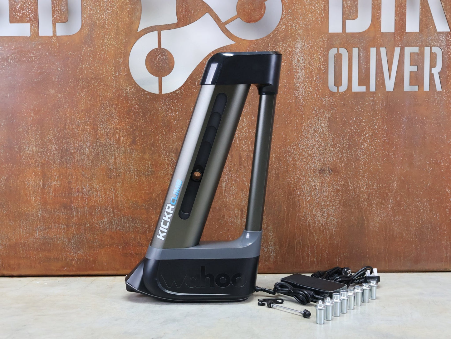 Rollentrainer & Zubehör von Wahoo, WAHOO KICKR CLIMB INDOOR GRADE SIMULATOR WFBKTR5 vor USEDBIKES - OB.DE Hintergrund