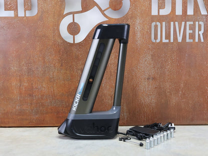 Rollentrainer & Zubehör von Wahoo, WAHOO KICKR CLIMB INDOOR GRADE SIMULATOR WFBKTR5 vor USEDBIKES - OB.DE Hintergrund