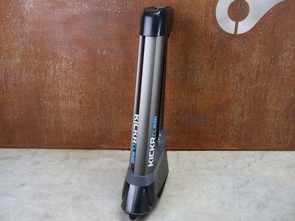 Rollentrainer & Zubehör von Wahoo, WAHOO KICKR CLIMB INDOOR GRADE SIMULATOR WFBKTR5 vor USEDBIKES - OB.DE Hintergrund