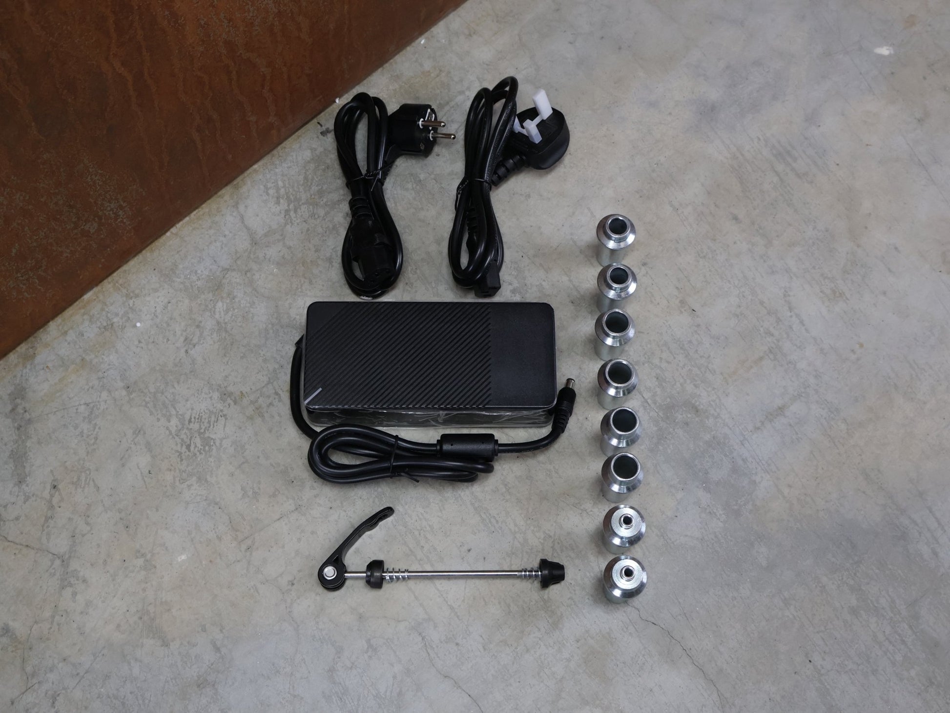 Rollentrainer & Zubehör von Wahoo, WAHOO KICKR CLIMB INDOOR GRADE SIMULATOR WFBKTR5 vor USEDBIKES - OB.DE Hintergrund