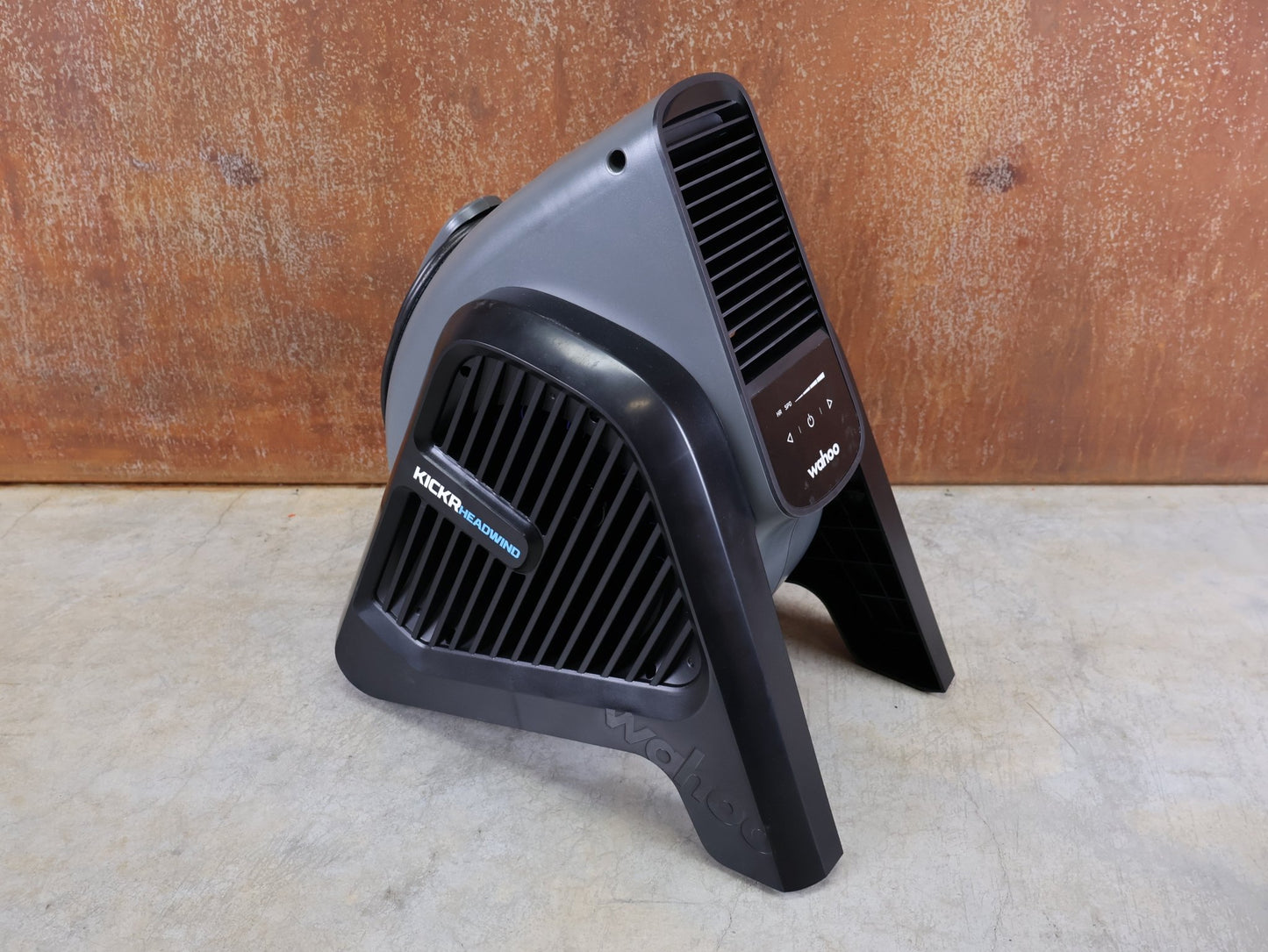 Rollentrainer von Wahoo, WAHOO KICKR HEADWIND BLUETOOTH - VENTILATOR WFBKTR7EU vor USEDBIKES - OB.DE Hintergrund