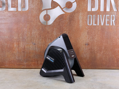 Rollentrainer von Wahoo, WAHOO KICKR HEADWIND BLUETOOTH - VENTILATOR WFBKTR7EU vor USEDBIKES - OB.DE Hintergrund