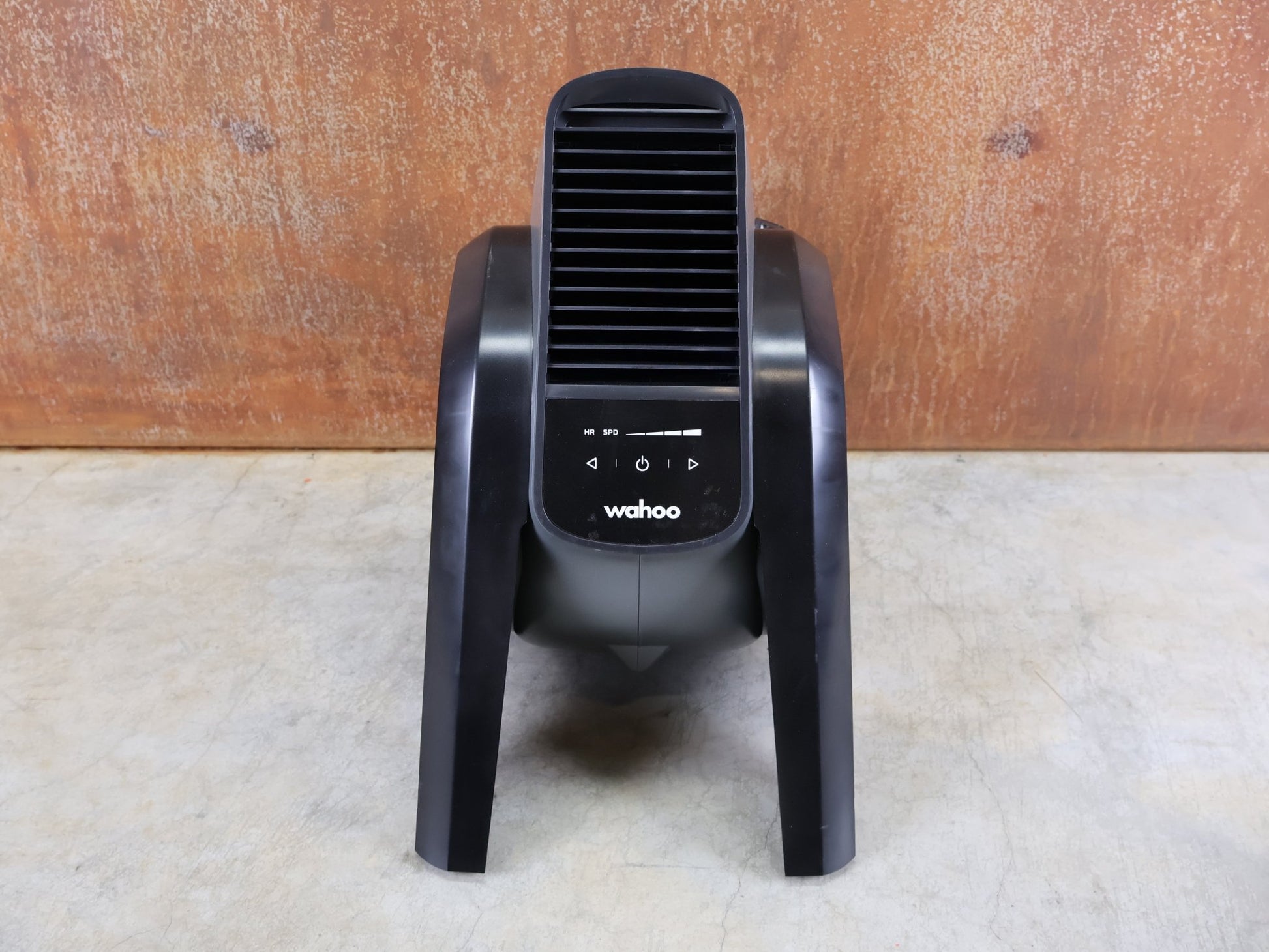 Rollentrainer von Wahoo, WAHOO KICKR HEADWIND BLUETOOTH - VENTILATOR WFBKTR7EU vor USEDBIKES - OB.DE Hintergrund