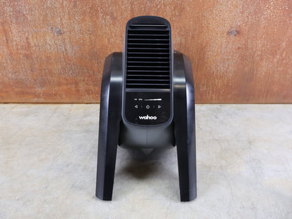 Rollentrainer von Wahoo, WAHOO KICKR HEADWIND BLUETOOTH - VENTILATOR WFBKTR7EU vor USEDBIKES - OB.DE Hintergrund