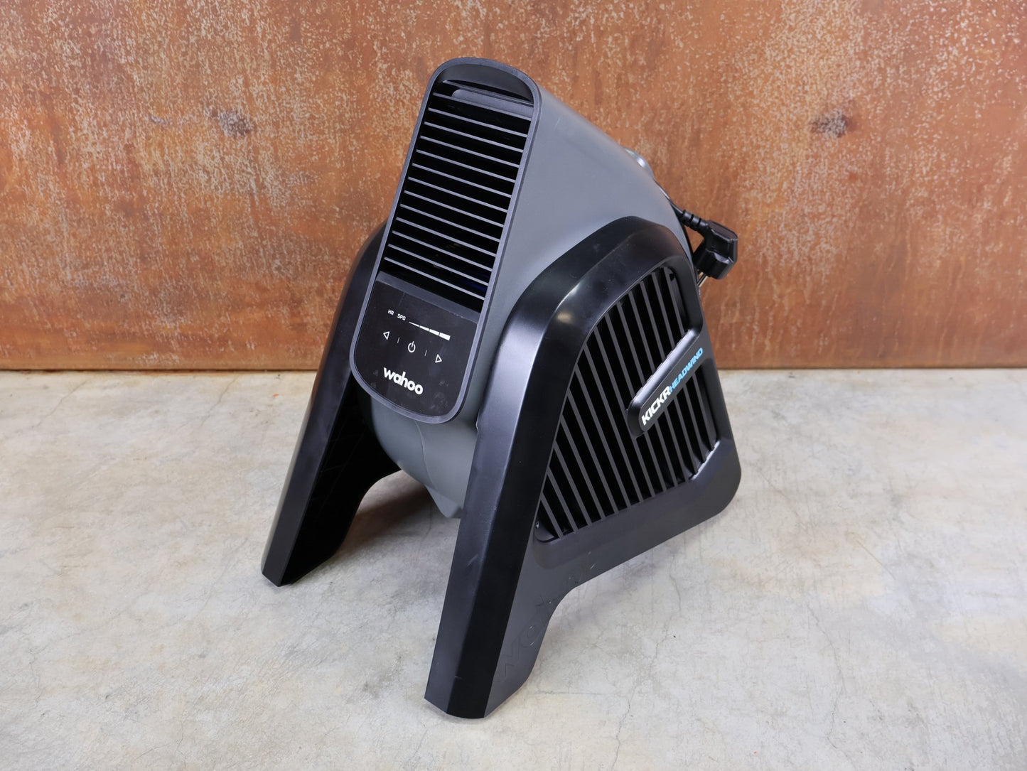 Rollentrainer von Wahoo, WAHOO KICKR HEADWIND BLUETOOTH - VENTILATOR WFBKTR7EU vor USEDBIKES - OB.DE Hintergrund