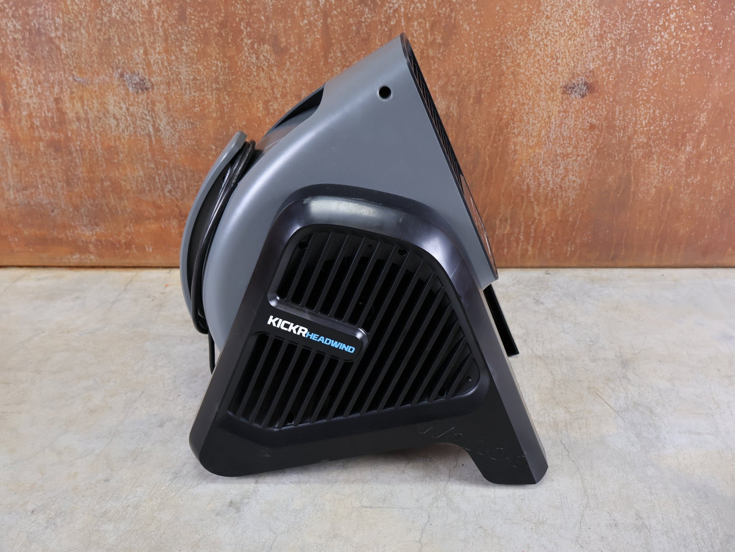 Rollentrainer von Wahoo, WAHOO KICKR HEADWIND BLUETOOTH - VENTILATOR WFBKTR7EU vor USEDBIKES - OB.DE Hintergrund