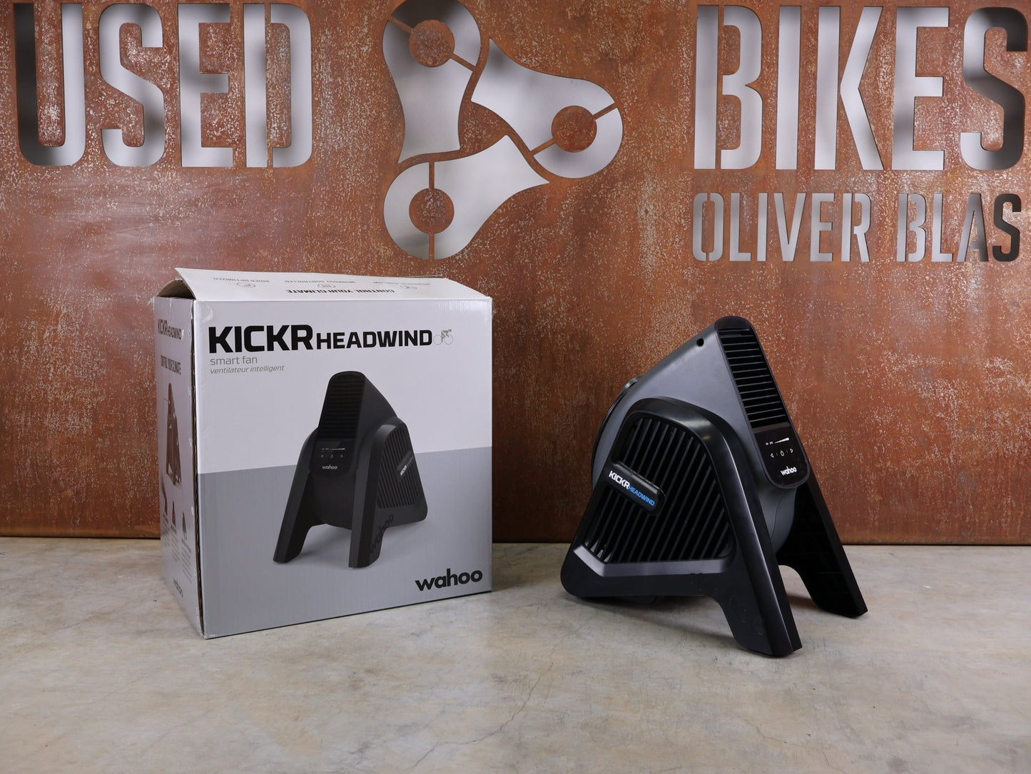 Rollentrainer von Wahoo, WAHOO KICKR HEADWIND BLUETOOTH - VENTILATOR WFBKTR7EU vor USEDBIKES - OB.DE Hintergrund