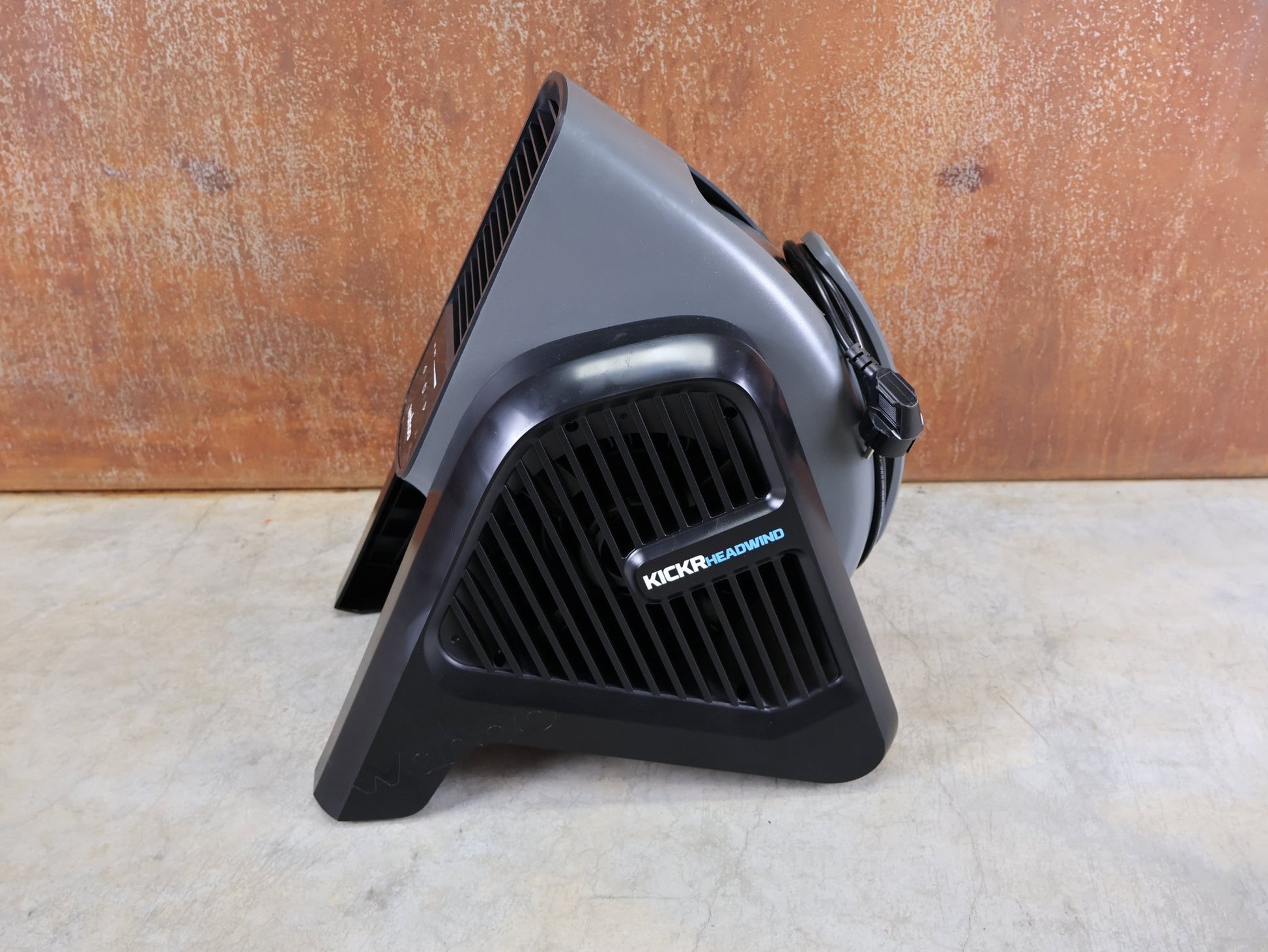 Rollentrainer von Wahoo, WAHOO KICKR HEADWIND BLUETOOTH - VENTILATOR WFBKTR7EU vor USEDBIKES - OB.DE Hintergrund