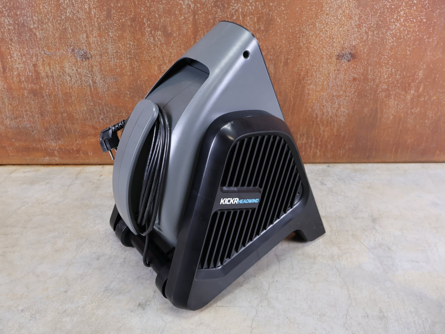 Rollentrainer von Wahoo, WAHOO KICKR HEADWIND BLUETOOTH - VENTILATOR WFBKTR7EU vor USEDBIKES - OB.DE Hintergrund