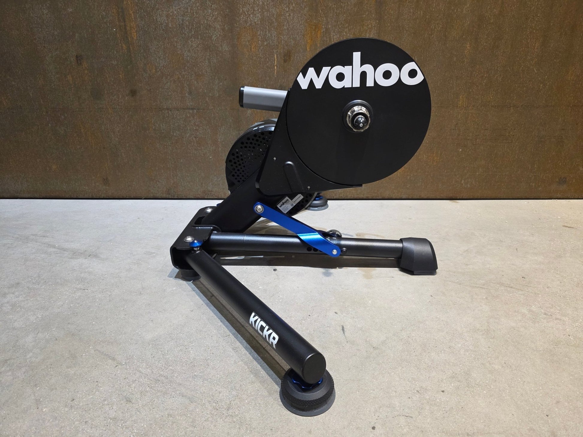 Rollentrainer von Wahoo, WAHOO KICKR V5 ROLLENTRAINER / PODIUM vor USEDBIKES - OB.DE Hintergrund