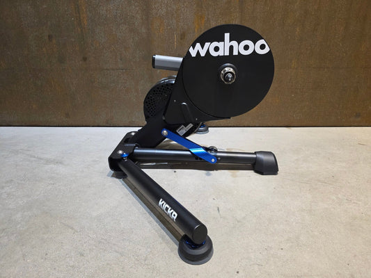 Rollentrainer von Wahoo, WAHOO KICKR V5 ROLLENTRAINER / PODIUM vor USEDBIKES - OB.DE Hintergrund