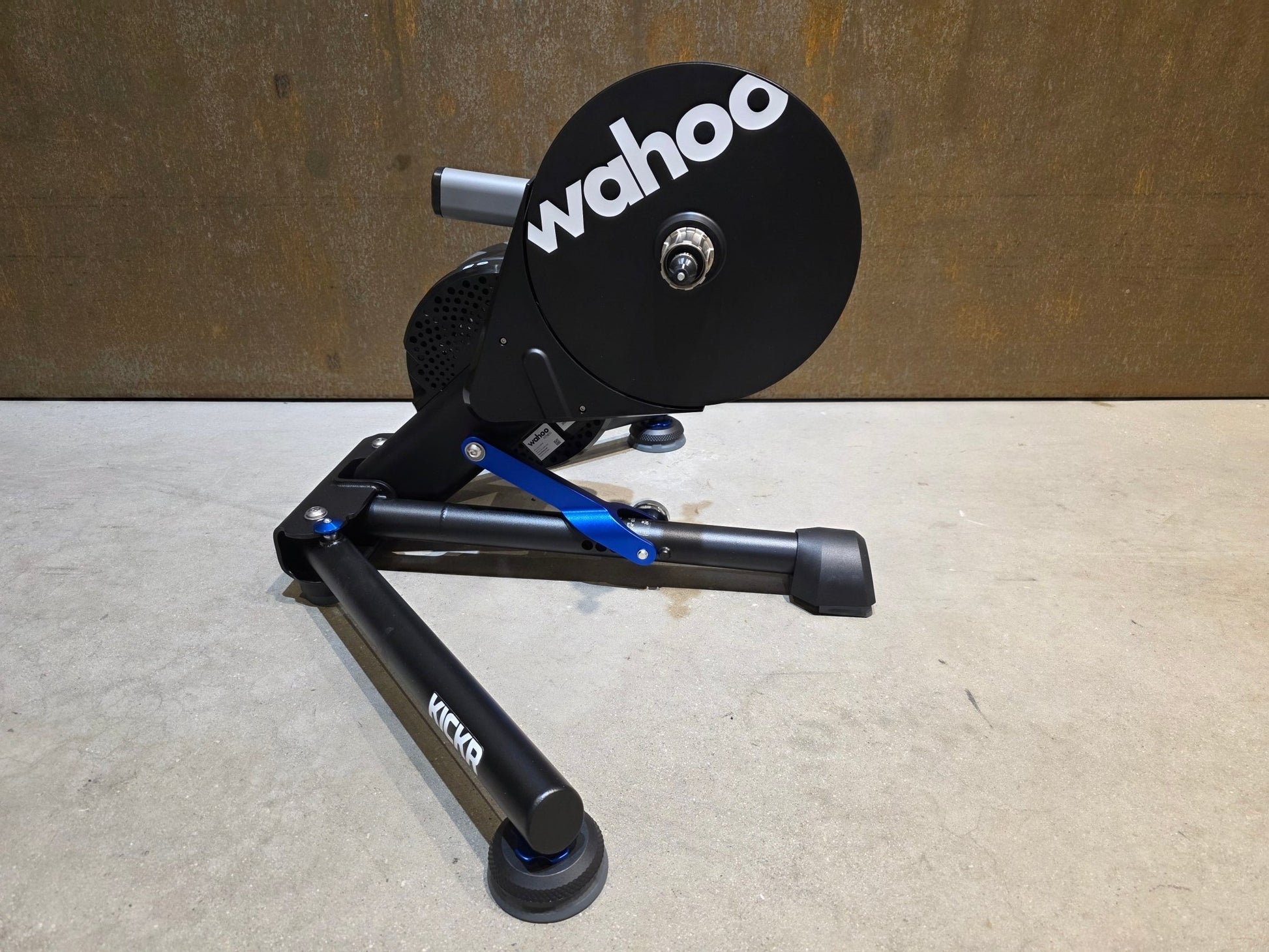 Rollentrainer von Wahoo, WAHOO KICKR V5 ROLLENTRAINER / PODIUM in variant_title vor USEDBIKES - OB.DE Hintergrund