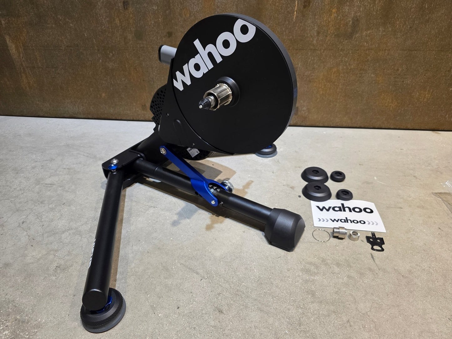 Rollentrainer von Wahoo, WAHOO KICKR V5 ROLLENTRAINER / PODIUM in variant_title vor USEDBIKES - OB.DE Hintergrund