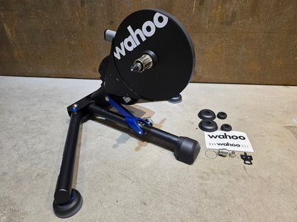 Rollentrainer von Wahoo, WAHOO KICKR V5 ROLLENTRAINER / PODIUM in variant_title vor USEDBIKES - OB.DE Hintergrund