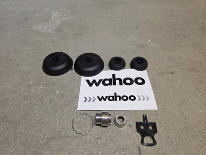 Rollentrainer von Wahoo, WAHOO KICKR V5 ROLLENTRAINER / PODIUM in variant_title vor USEDBIKES - OB.DE Hintergrund