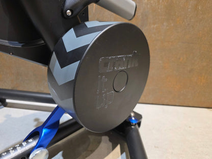 Rollentrainer von Wahoo, WAHOO KICKR V5 ROLLENTRAINER / PODIUM vor USEDBIKES - OB.DE Hintergrund