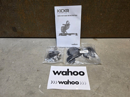 Rollentrainer von Wahoo, WAHOO KICKR V5 ROLLENTRAINER / PODIUM vor USEDBIKES - OB.DE Hintergrund