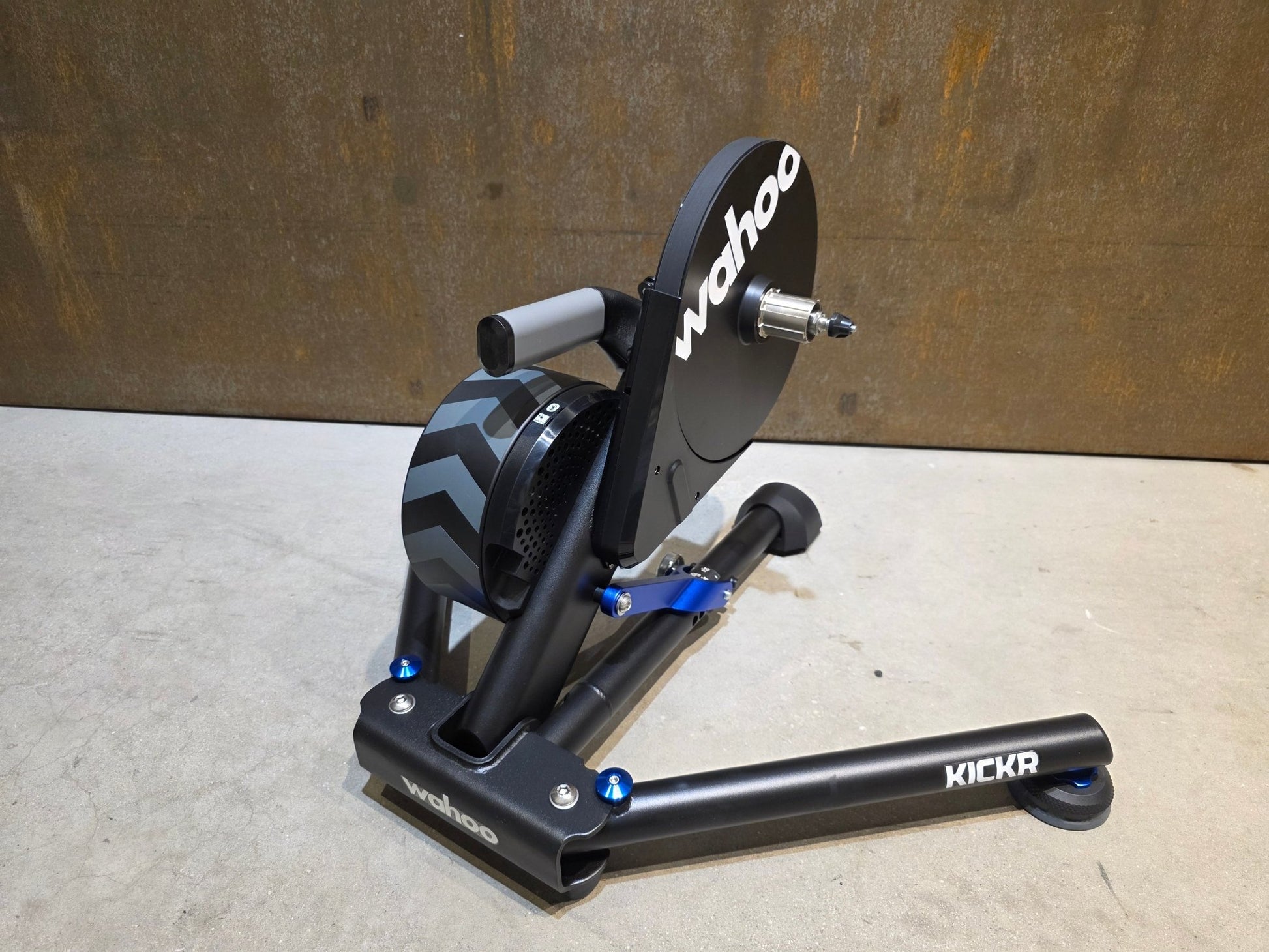 Rollentrainer von Wahoo, WAHOO KICKR V5 ROLLENTRAINER / PODIUM in variant_title vor USEDBIKES - OB.DE Hintergrund