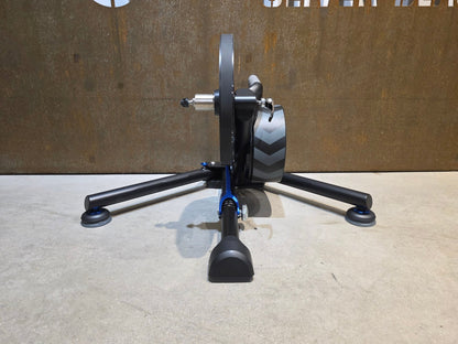 Rollentrainer von Wahoo, WAHOO KICKR V5 ROLLENTRAINER / PODIUM vor USEDBIKES - OB.DE Hintergrund