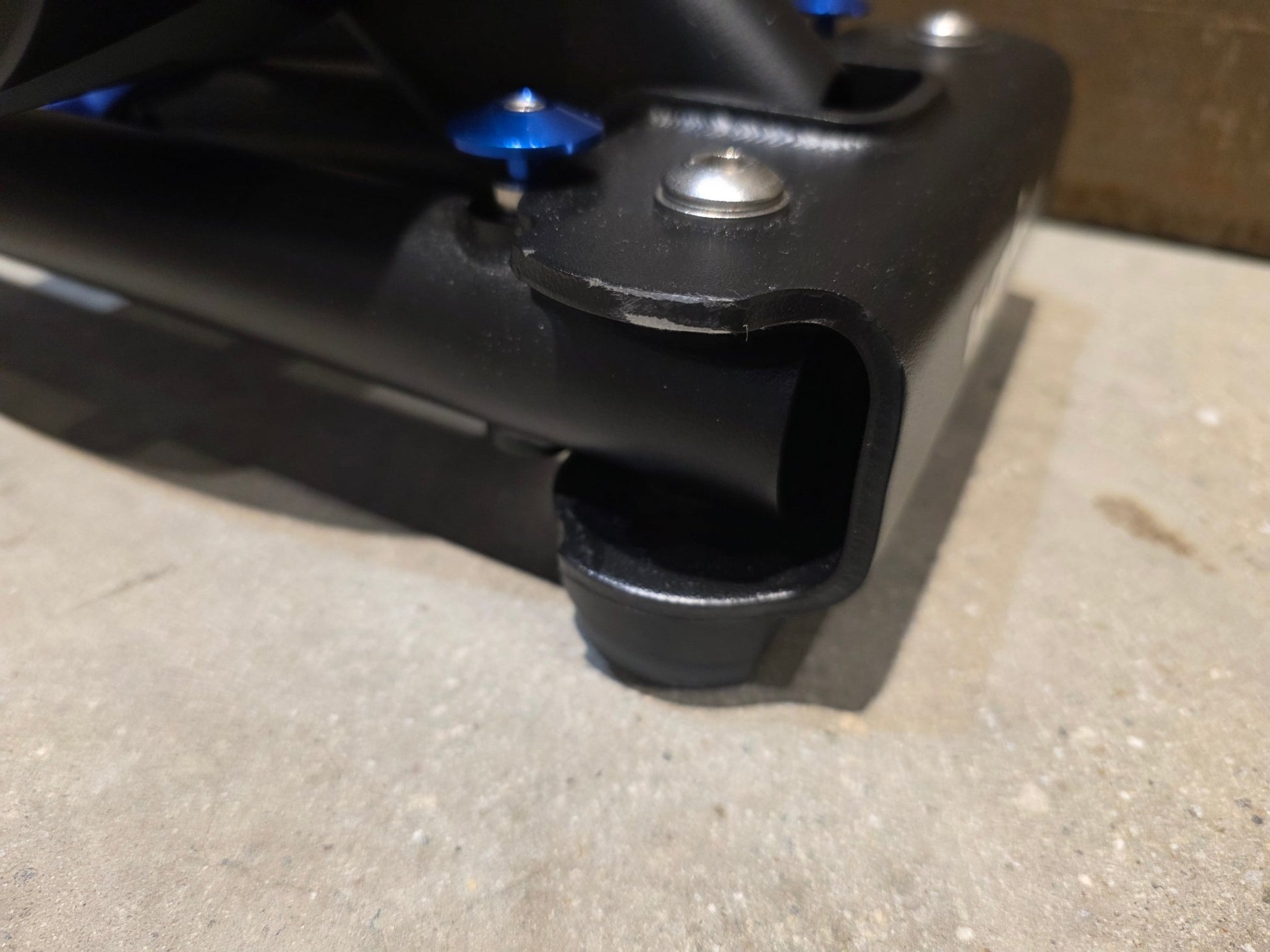 Rollentrainer von Wahoo, WAHOO KICKR V5 ROLLENTRAINER / PODIUM vor USEDBIKES - OB.DE Hintergrund