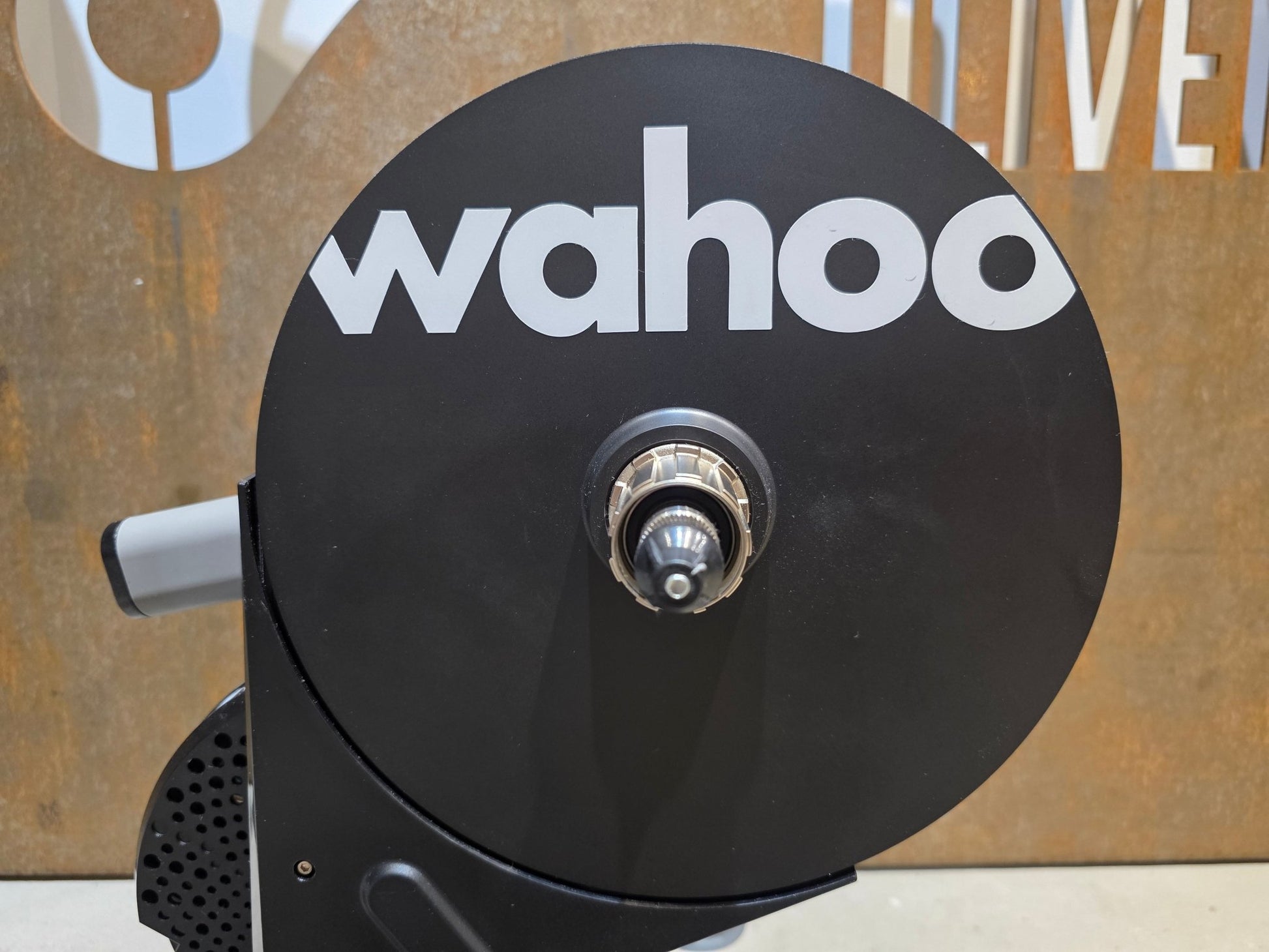 Rollentrainer von Wahoo, WAHOO KICKR V5 ROLLENTRAINER / PODIUM vor USEDBIKES - OB.DE Hintergrund