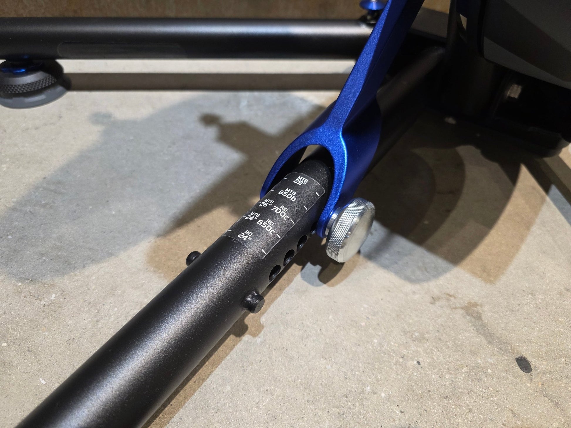 Rollentrainer von Wahoo, WAHOO KICKR V5 ROLLENTRAINER / PODIUM vor USEDBIKES - OB.DE Hintergrund