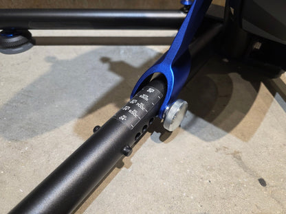 Rollentrainer von Wahoo, WAHOO KICKR V5 ROLLENTRAINER / PODIUM vor USEDBIKES - OB.DE Hintergrund