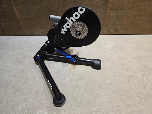 Rollentrainer von Wahoo, WAHOO KICKR V5 SMART ROLLENTRAINER in variant_title vor USEDBIKES - OB.DE Hintergrund