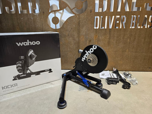 Rollentrainer von Wahoo, WAHOO KICKR V5 SMART ROLLENTRAINER in variant_title vor USEDBIKES - OB.DE Hintergrund