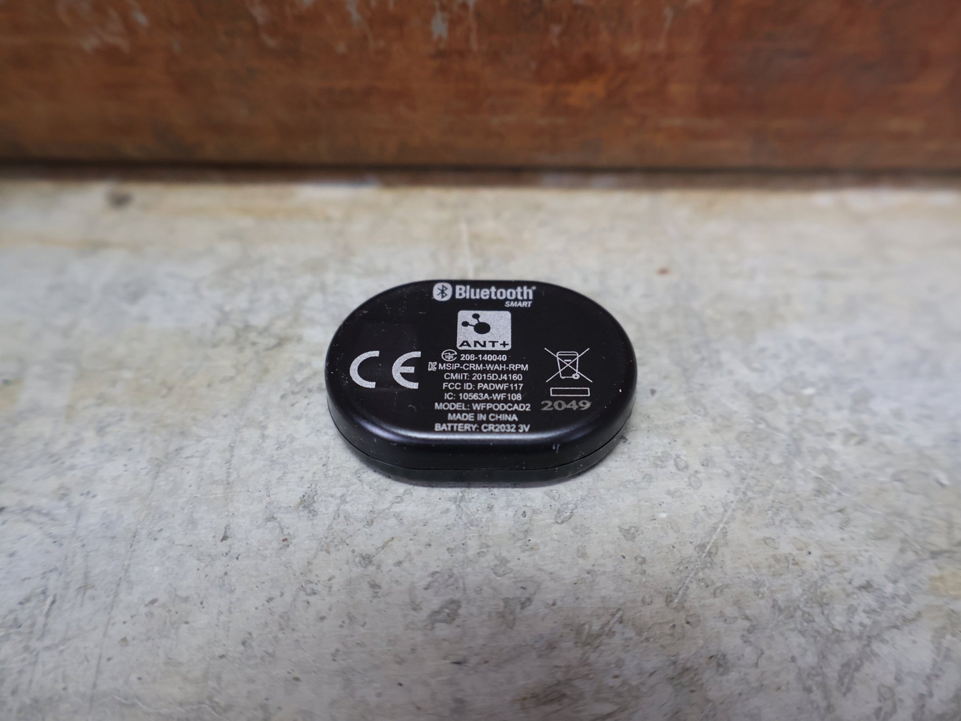 GPS - Geräte & Sensoren von Wahoo, WAHOO RPM CADENCE SENSOR – ANT+/BLUETOOTH – MAGNETLOSER TRITTFREQUENZSENSOR vor USEDBIKES - OB.DE Hintergrund