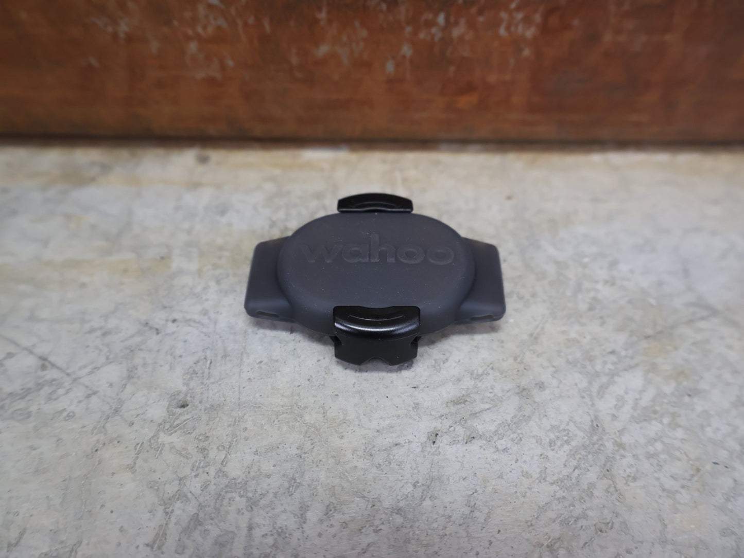 GPS - Geräte & Sensoren von Wahoo, WAHOO RPM CADENCE SENSOR – ANT+/BLUETOOTH – MAGNETLOSER TRITTFREQUENZSENSOR vor USEDBIKES - OB.DE Hintergrund