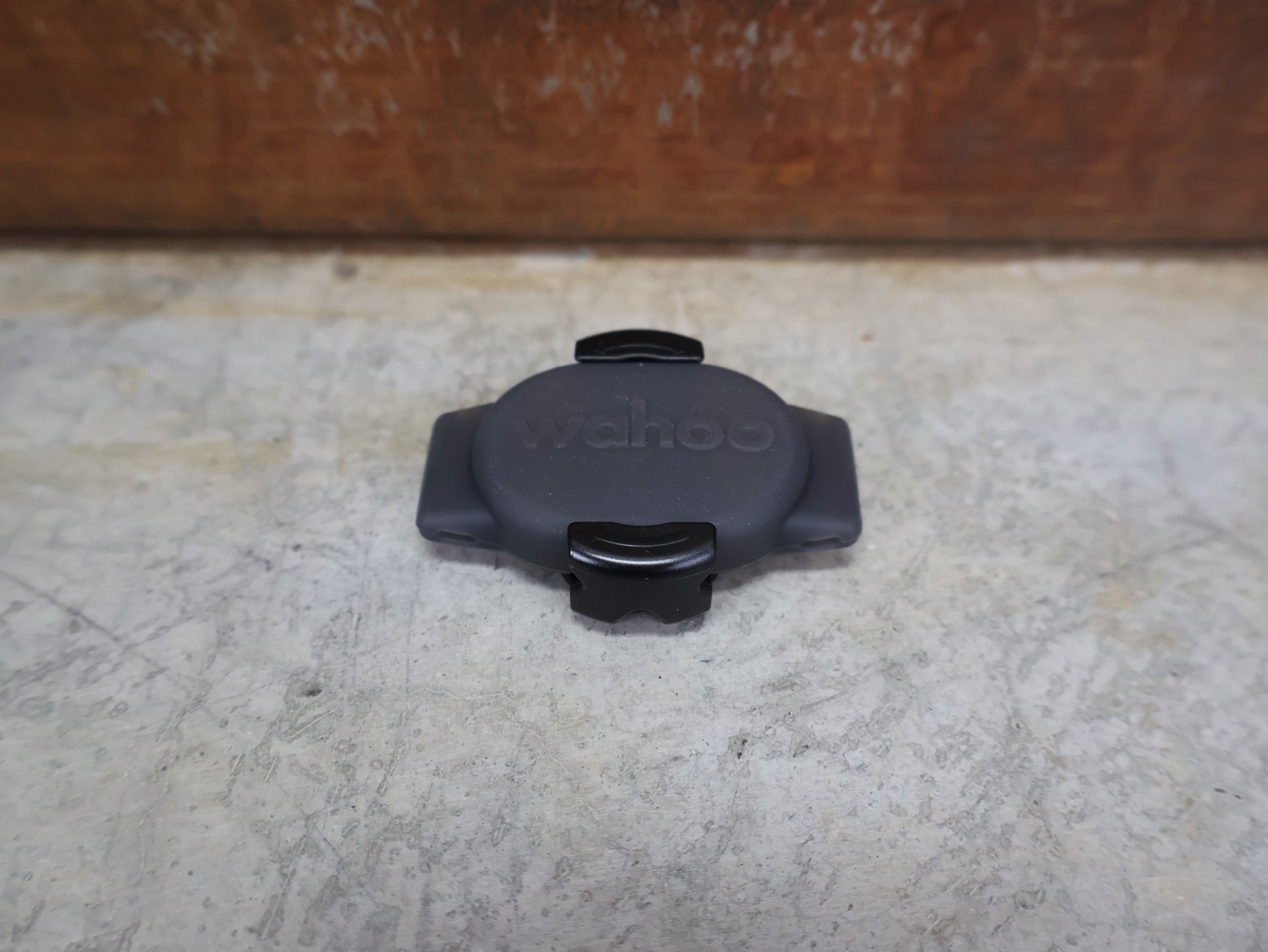 GPS - Geräte & Sensoren von Wahoo, WAHOO RPM CADENCE SENSOR – ANT+/BLUETOOTH – MAGNETLOSER TRITTFREQUENZSENSOR vor USEDBIKES - OB.DE Hintergrund