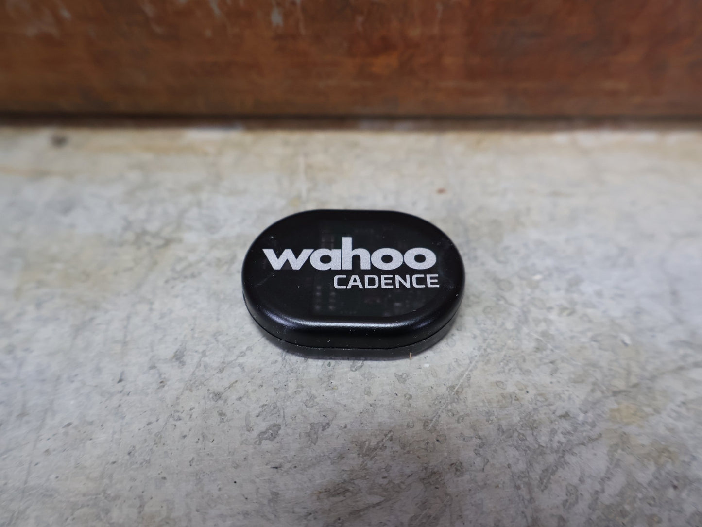 GPS - Geräte & Sensoren von Wahoo, WAHOO RPM CADENCE SENSOR – ANT+/BLUETOOTH – MAGNETLOSER TRITTFREQUENZSENSOR vor USEDBIKES - OB.DE Hintergrund