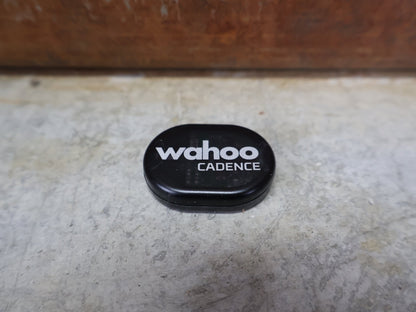 GPS - Geräte & Sensoren von Wahoo, WAHOO RPM CADENCE SENSOR – ANT+/BLUETOOTH – MAGNETLOSER TRITTFREQUENZSENSOR vor USEDBIKES - OB.DE Hintergrund
