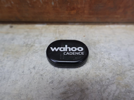 GPS - Geräte & Sensoren von Wahoo, WAHOO RPM CADENCE SENSOR – ANT+/BLUETOOTH – MAGNETLOSER TRITTFREQUENZSENSOR vor USEDBIKES - OB.DE Hintergrund