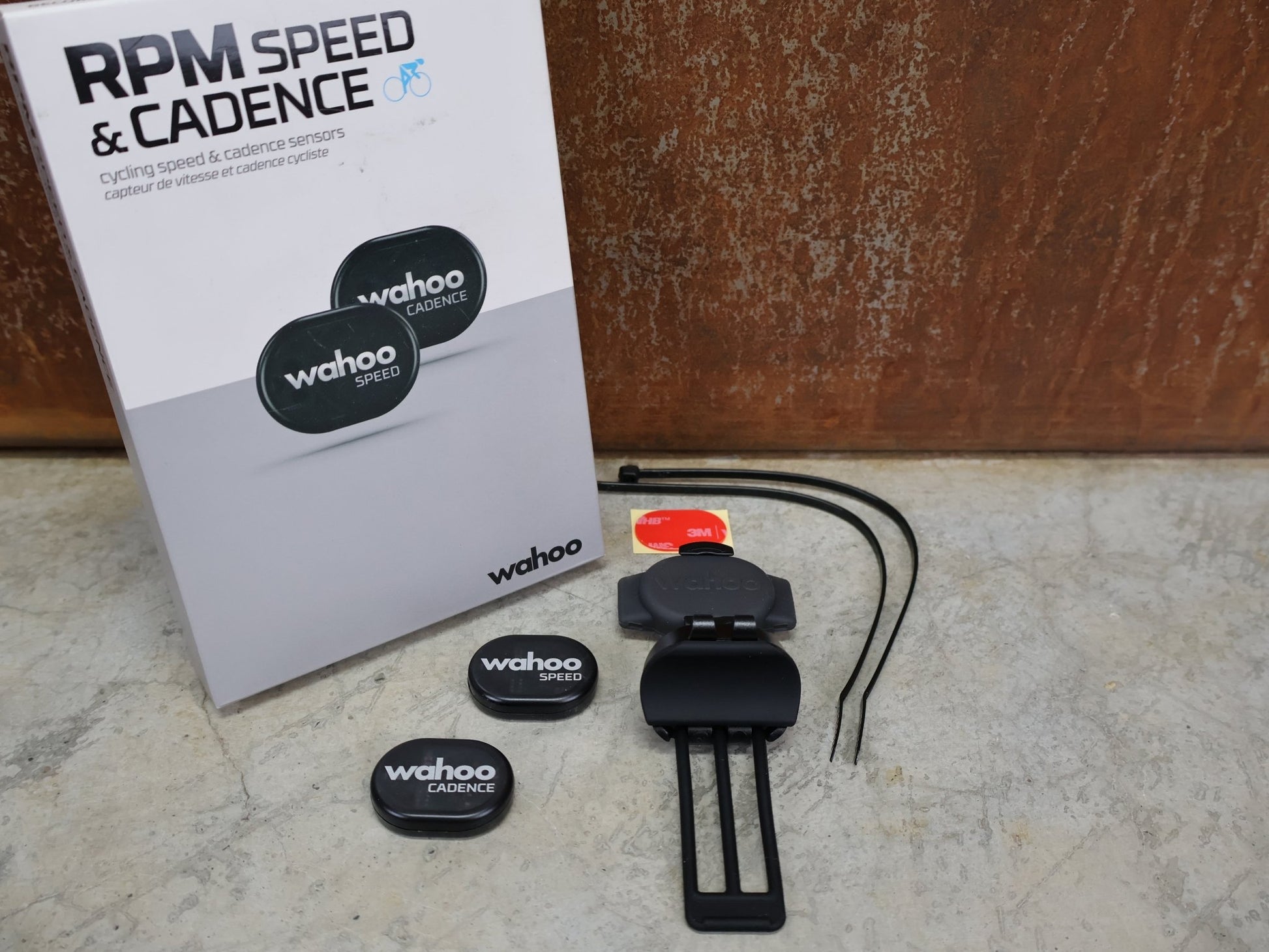 GPS - Geräte & Sensoren von Wahoo, WAHOO RPM SPEED & CADENCE – SENSORSET / BLUETOOTH & ANT+ / WFRPMC vor USEDBIKES - OB.DE Hintergrund
