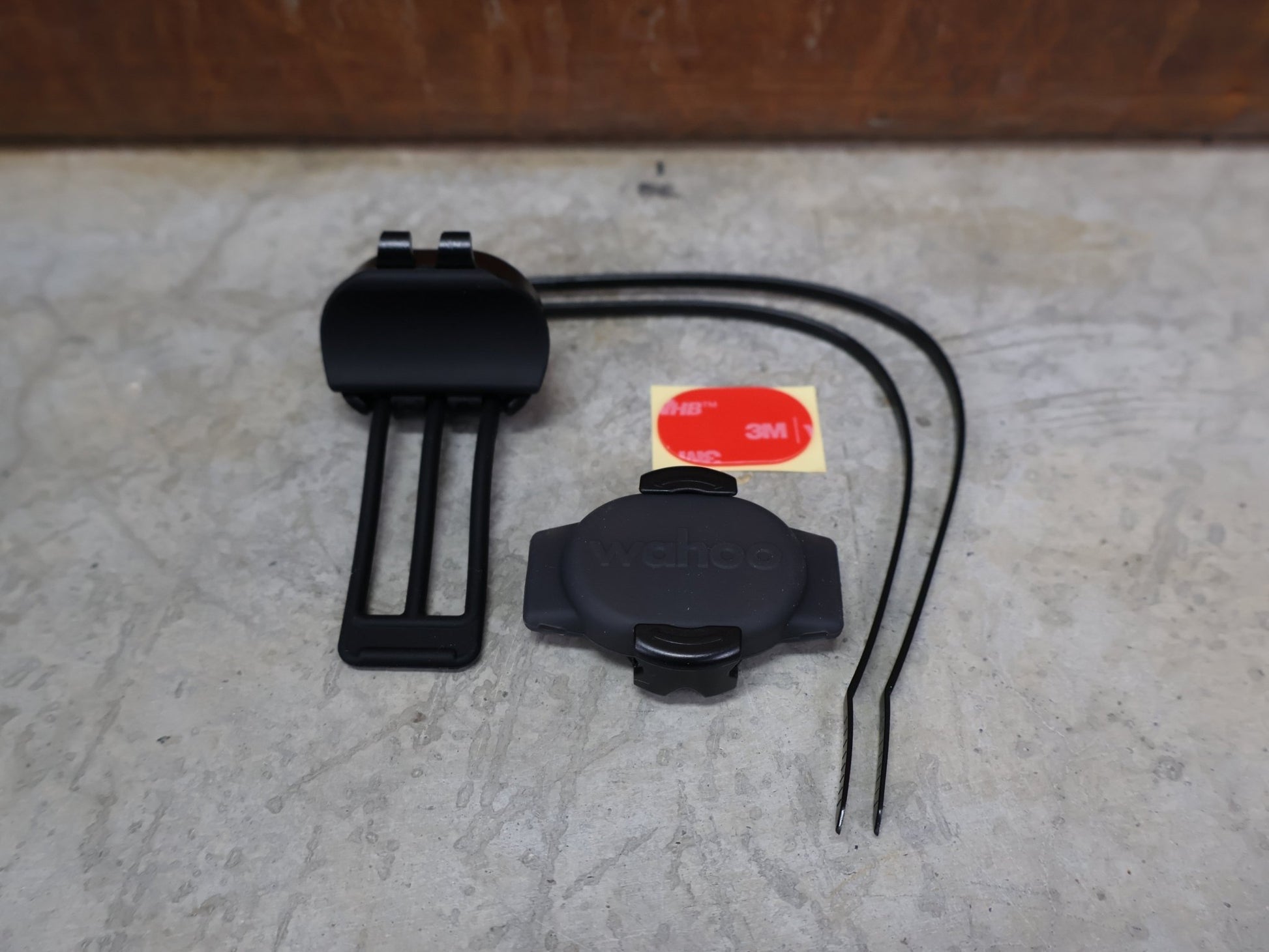 GPS - Geräte & Sensoren von Wahoo, WAHOO RPM SPEED & CADENCE – SENSORSET / BLUETOOTH & ANT+ / WFRPMC vor USEDBIKES - OB.DE Hintergrund