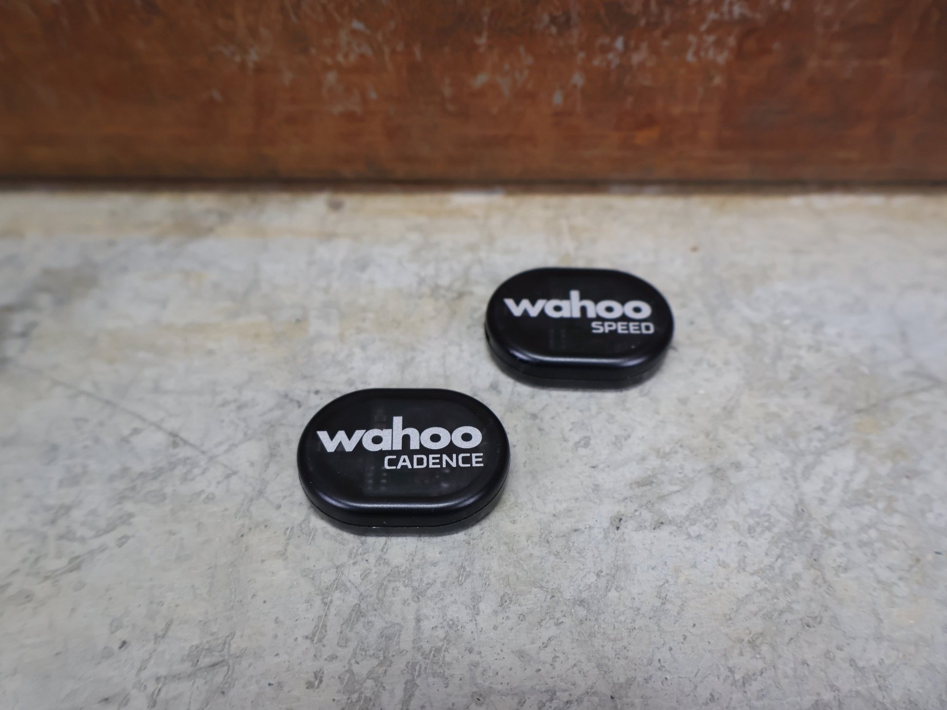 GPS - Geräte & Sensoren von Wahoo, WAHOO RPM SPEED & CADENCE – SENSORSET / BLUETOOTH & ANT+ / WFRPMC vor USEDBIKES - OB.DE Hintergrund