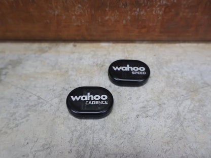 GPS - Geräte & Sensoren von Wahoo, WAHOO RPM SPEED & CADENCE – SENSORSET / BLUETOOTH & ANT+ / WFRPMC vor USEDBIKES - OB.DE Hintergrund