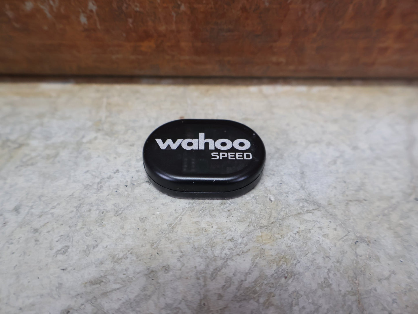 GPS - Geräte & Sensoren von Wahoo, WAHOO RPM SPEED SENSOR – ANT+/BLUETOOTH – MAGNETLOSER GESCHWINDIGKEITSSENSOR vor USEDBIKES - OB.DE Hintergrund