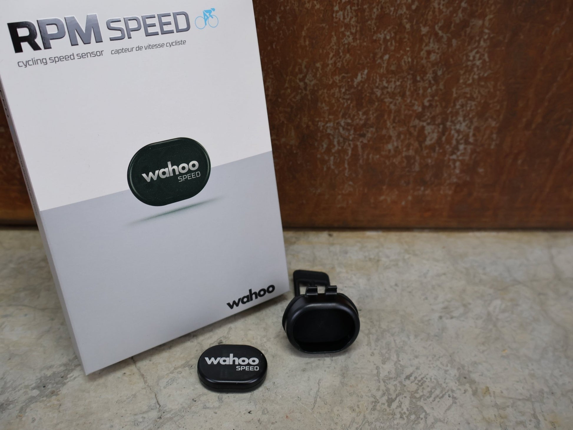 GPS - Geräte & Sensoren von Wahoo, WAHOO RPM SPEED SENSOR – ANT+/BLUETOOTH – MAGNETLOSER GESCHWINDIGKEITSSENSOR vor USEDBIKES - OB.DE Hintergrund